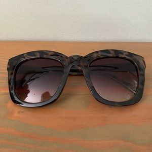 Tortoiseshell pattern sunglasses